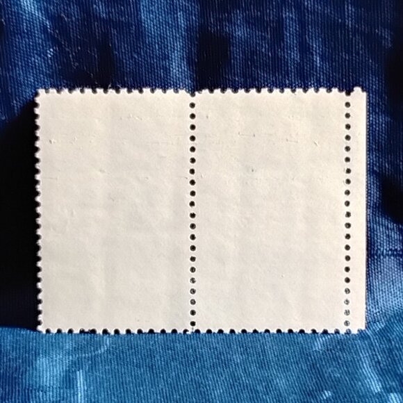 Uncirculated USA 1981 Bobby Jones Pair of 18 Cent Stamps!! - Picture 2 of 2